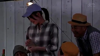 Zorra infiel follada duro mientras cornudo mira