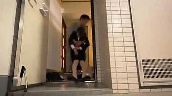 Esposa traindo sendo fodida na frente do cornudo