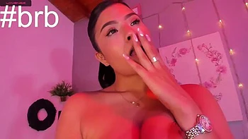 Latina amadora faz strip e show na webcam