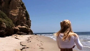 Блондинка-тинейджерша ласкает киску игрушками на пляже