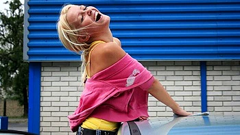 Sophie Moone rubia desnuda lavando el coche muy sexy