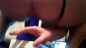 Amateur monta dildo mientras se masturba