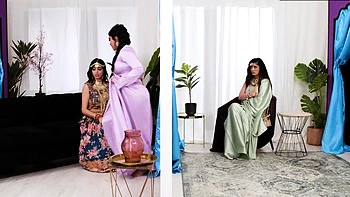 Indias morenas calientes se meten dedos, lamen y hacen trío