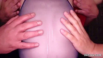 Morena asiática domina con la boca en orgía bukkake