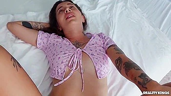 Adolescente russa tatuada mexe a bunda grande na putaria hardcore POV