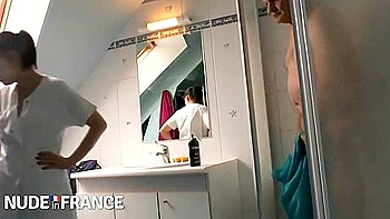 Criada asiática tiene orgasmo intenso con viejo francés