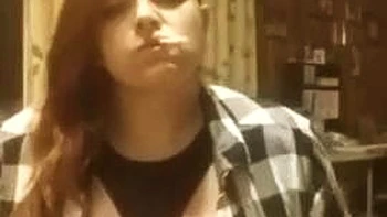 Рыжая любительница заливает сиськи дымом