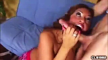 Asiatische Milf leckt dicken schwarzen Schwanz doggy und Cowgirl