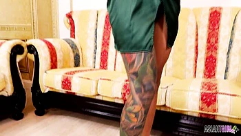 Азиатская транссексуалка Мисс дрочит с большими сиськами