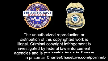 Charlee Chase blonde grosse poitrine se masturbe