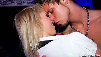 Orgie lesbienne milf en public avec teens