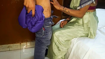 La chatte juteuse de la bhabhi desi prise par le tuyau épais du plombier