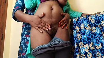 Dyke morena peluda com chudi verde na faculdade