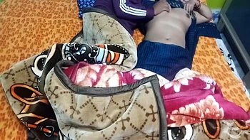 Красивая брюнетка жарится с парнем