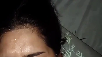 Chica desi morena empapada en agua bendita