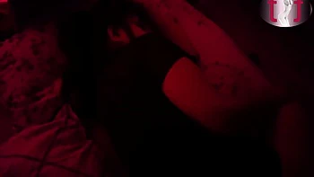 Moreninha indiana rebola a bunda grande sozinha com brinquedos