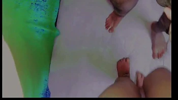 La hermanastra entra sin permiso, le metí polla en las tetas