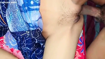 Indische Amateurin mit behaarter Fotze gefickt