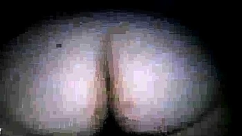 Cocu regarde sa copine se faire baiser l’anus par un gros black