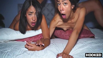 Latina-Teens ficken Freundin beim College-Schlafparty-Dreier