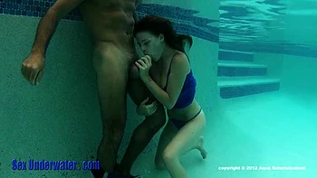 Alena Smile bläst und fickt unter Wasser