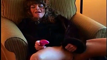 MILF morena se masturba entre pieles