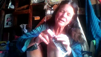 Nouvelle milf Katharine se branle intensément