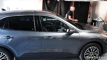 Ivy Ireland com peitos grandes fodida estilo cowgirl na garagem