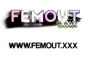 Blondes Transgirl solo in High Heels am Wichsen