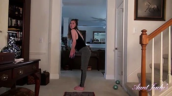 Isabella se masturba en el yoga