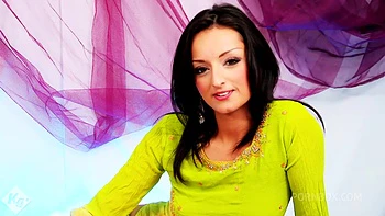 Худая азиатка порноактриса ебется с негром