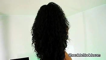 Gran culo y tetas de ebony y latina en solitario