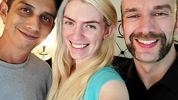 Loira Celestina Blooms curte seu primeiro ménage a trois