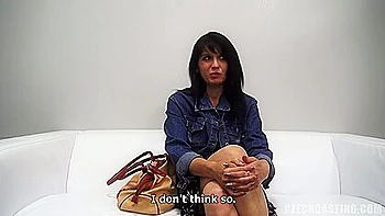 Monika, brune tchèque sexy, veut devenir pornstar