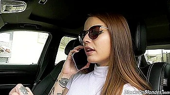 Loira Vanessa Vega leva DP anal em gangbang