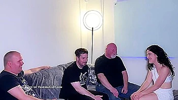 Milf recibe doble penetración y le corren dentro