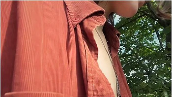 Jeune amateur se branle et jouit en plein air