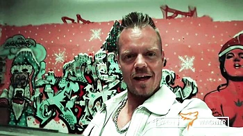 Priscilla suja com peitos grandes e pau fodendo ao ar livre