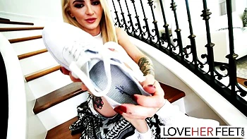 Lola Fae ласкает ноги в JOI и фетиш на ступни