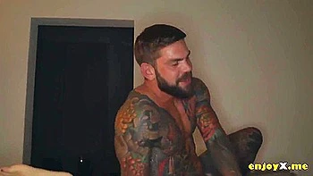 Prallbusige Brünette Milf mit großem Arsch bekommt rough gefickt