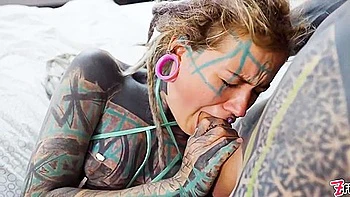 Loira tatuada em lingerie, anal e cu na boca