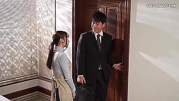 Épouse asiatique cochonne baisée par voisin et pote avant mariage