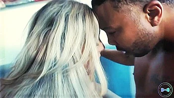 Кейли и Скай вдвоем трахают огромный черный член