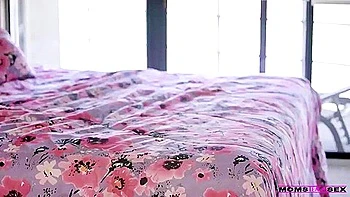 Dona de casa peituda loira e morena gozam hardcore