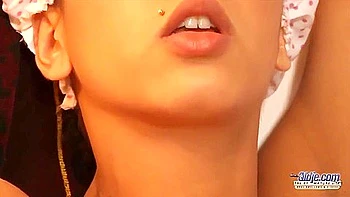 Мексиканский дед трахает горничную в душе с кончей внутрь