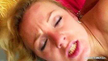 Demi-sœur regarde avidement sa grosse queue en short