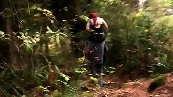 Lady Lennox transa ao ar livre com pony magrinha de bunda grande