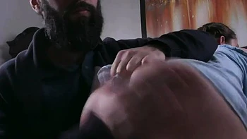 Süßes Teen fickt und lutscht Stiefpapis großen Schwanz