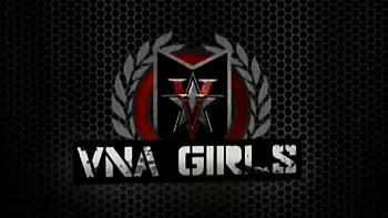 Mãe loira tetuda masturbando seus peitões naturais