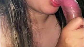 Amateur Blasen und Schwanz lutschen